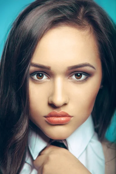 Portret van een mooie jonge vrouw in studio close-up — Stockfoto