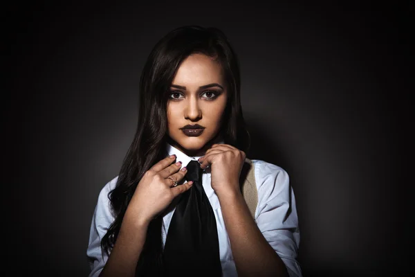 Mujer de belleza en el estudio de rodaje con un solo punto de luz —  Fotos de Stock