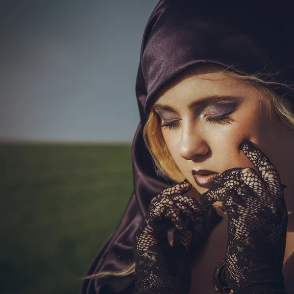 Krásná mladá blondýnka se zavřenýma očima v kapuci — Stock fotografie