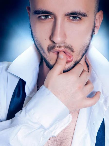 Retrato de un hombre de belleza en el estudio — Foto de Stock