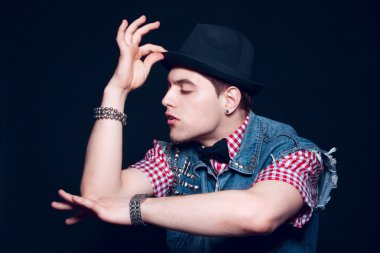 Genç beyaz adamın profil prtrait