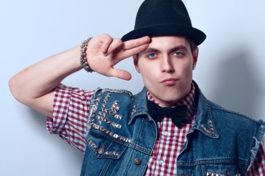 güzel genç yetişkin adam kameraya bakıyor