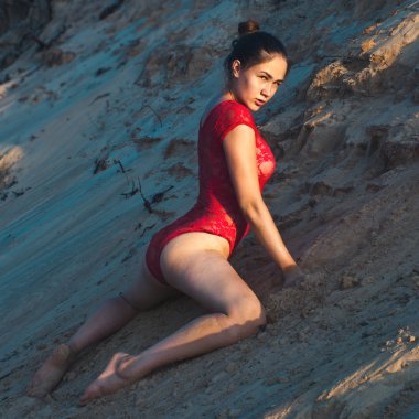 güzel bir kız bir kırmızı tek parça mayo