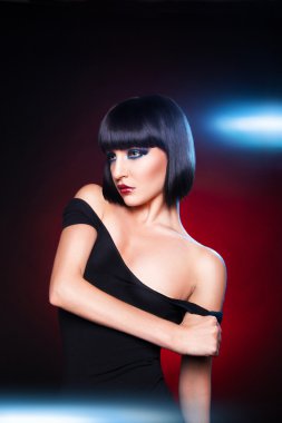 seksi genç esmer kırmızı zemin üzerine uzağa arıyorsunuz