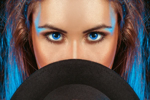 Donna con gli occhi azzurri dietro il cappello — Foto Stock