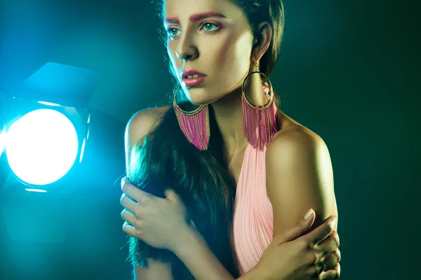 Mujer con maquillaje rosa mirando hacia otro lado en el estudio —  Fotos de Stock