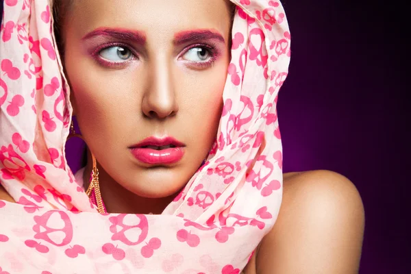 Портрет женщины в шарфе на фиолетовом фоне — стоковое фото