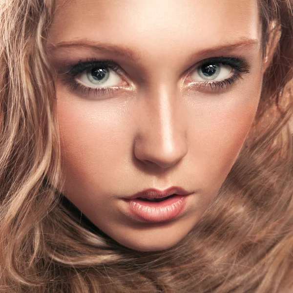 Young woman looking at camera in studio — Stock Photo, Image