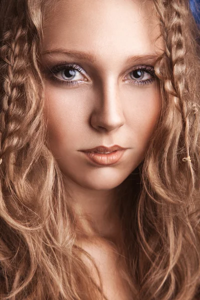 Portret uroczy młoda kobieta z brązowe włosy kręcone — Zdjęcie stockowe