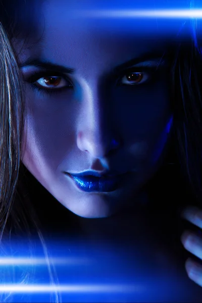 Porträt einer netten Frau mit blau leuchtenden Linien — Stockfoto