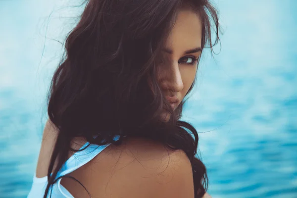 Beleza jovem mulher olhando para a câmera na praia — Fotografia de Stock