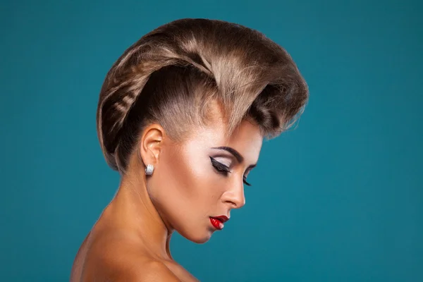 Mulher encantadora com penteado inusitado olhando para baixo — Fotografia de Stock