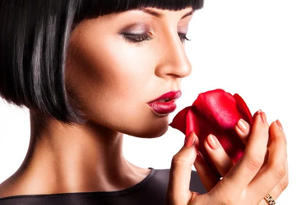 Mujer atractiva con rosa roja sobre fondo blanco —  Fotos de Stock