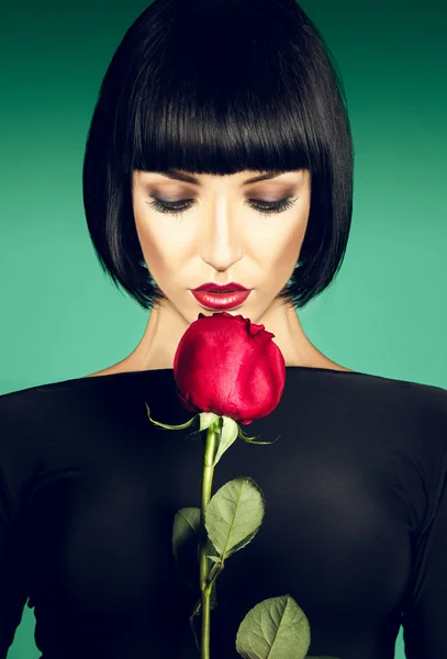 Der 玫瑰绿色背景上的迷人黑发女人 — 图库照片