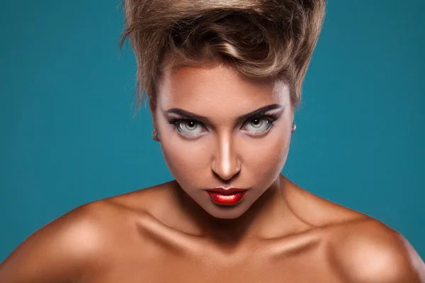 Primer plano retrato de la mujer sobre fondo azul — Foto de Stock