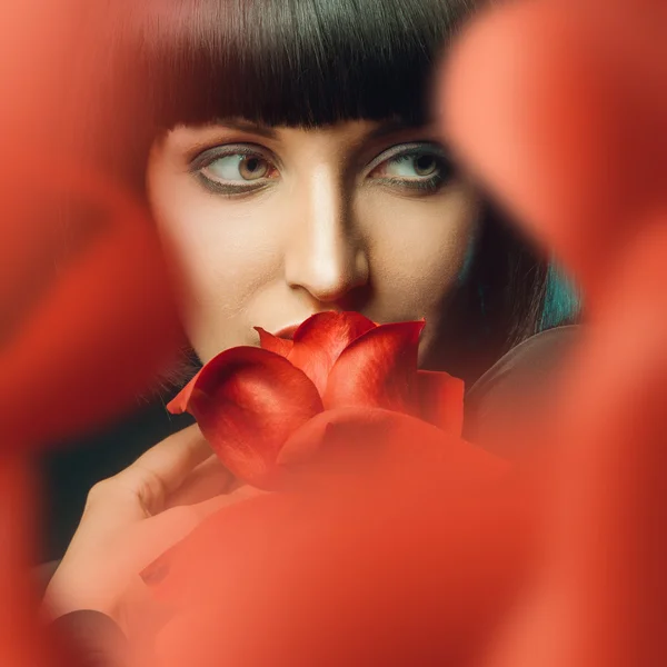 Brunette behind red rose — Stock Photo, Image