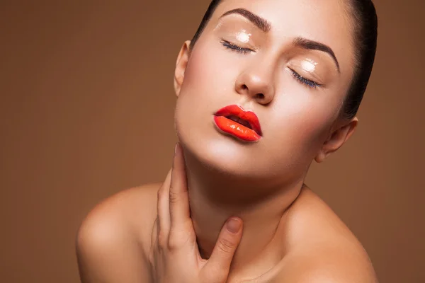 Mulher quente com molhado compõem no estúdio — Fotografia de Stock