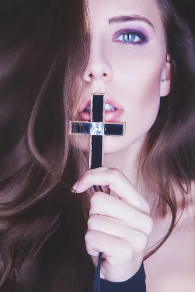Portret pięknej dziewczyny z krzyża w pobliżu usta — Zdjęcie stockowe