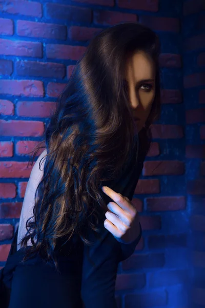 Stylish girl stand near brick wall — Stock Photo, Image