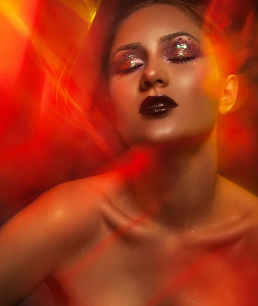 Valuptuous portret van schoonheid vrouw met rode lichten — Stockfoto