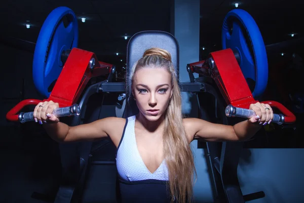 Entrenamiento de la mujer atlética en el gimnasio — Foto de Stock