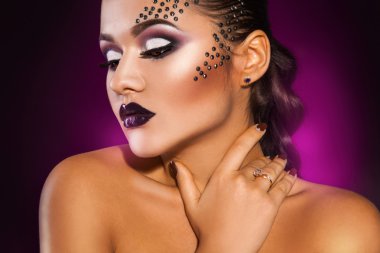 güzel zarif kadın uzağa stüdyoda arıyor