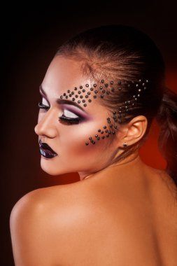 kadın, Studio kapalı gözler