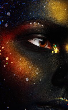 kadın göz ve karanlık yüzü sanat fotoğrafı kapatın