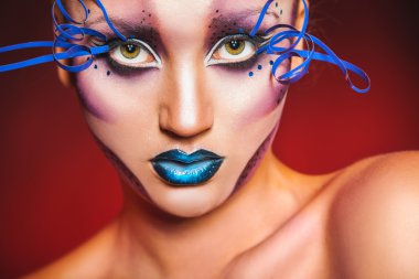 erkek yaratıcı Studio kırmızı zemin üzerine makyaj ile