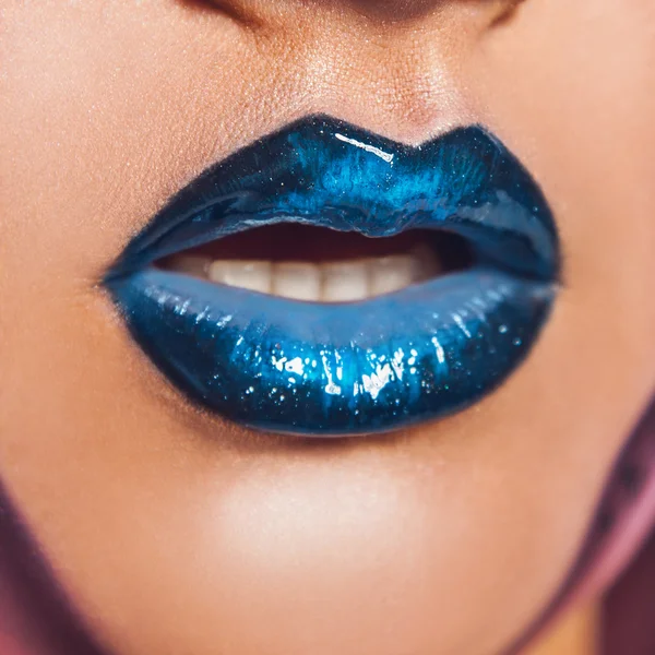 Zbliżenie zdjęcie usta szminką niebieski — Zdjęcie stockowe