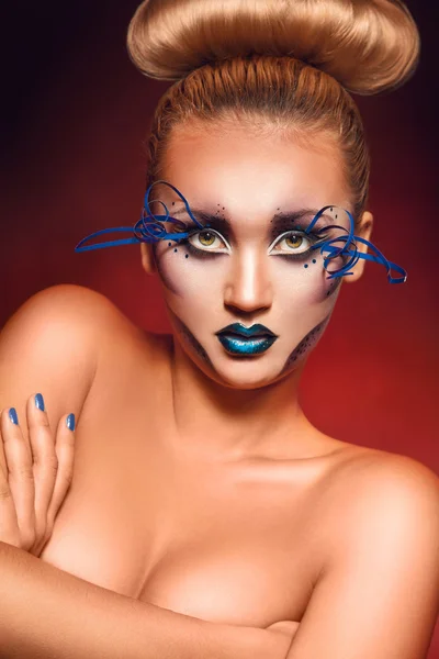 Glamour mulher caucasiana com maquiagem criativa e penteado — Fotografia de Stock