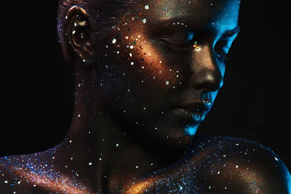 Gözlerin kapalı ve karanlık yüzü sanat ile kadın portresi