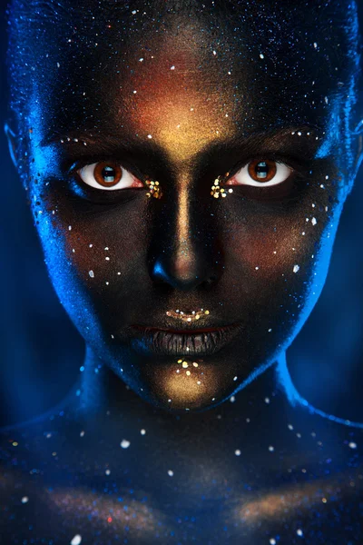 黒い顔の芸術ときれいな女性の垂直方向のフォト — ストック写真