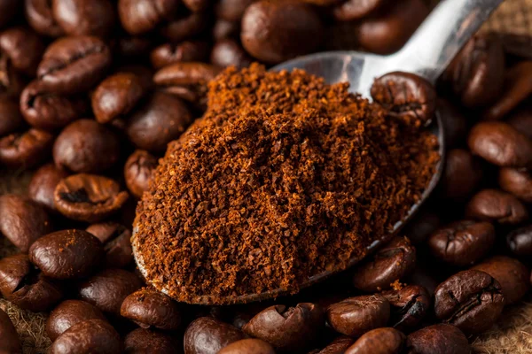 Close up photo of spoon with ground coffee — Stock Photo, Image
