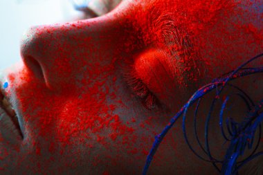 kadın gözü ile neon toz