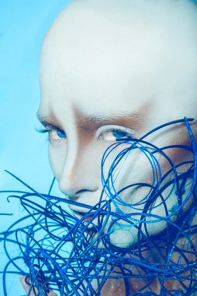 Mulher careca atraente com arte corporal no fundo azul — Fotografia de Stock