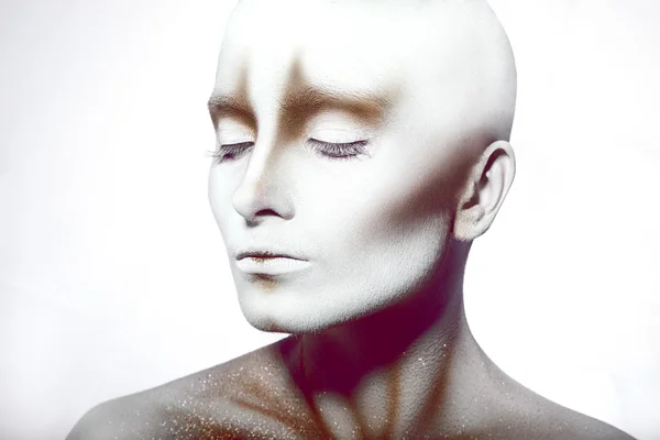 Женщина без волос с закрытыми глазами — стоковое фото