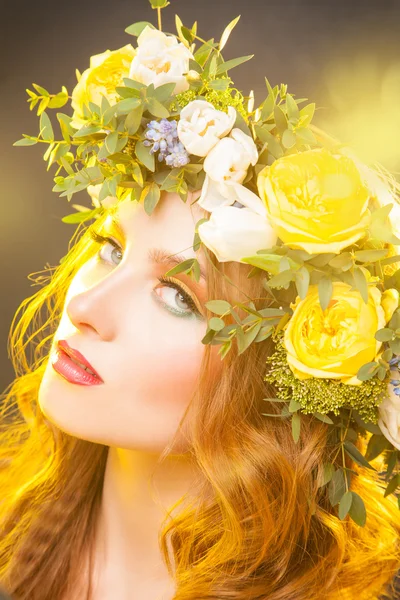Schoonheid vrouw met bloemen op haar — Stockfoto