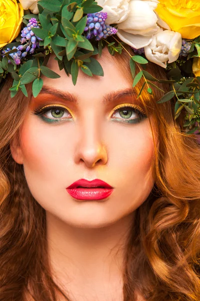 Ritratto di donna adulta sexy con fiori — Foto Stock