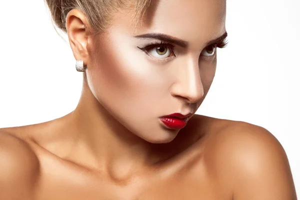 Horizontales Bild einer kaukasischen Frau mit professionellem Make-up lizenzfreie Stockbilder