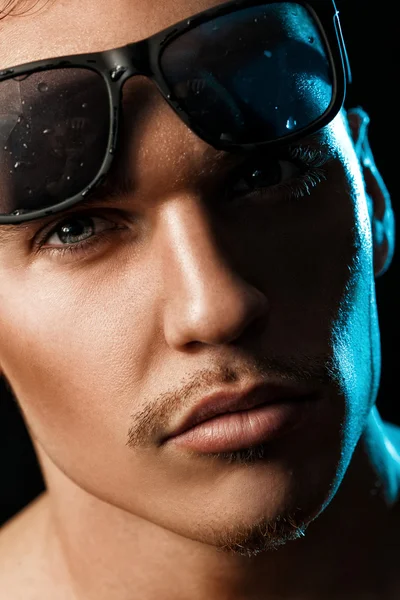 Retrato de varón adulto con gafas de sol — Foto de Stock
