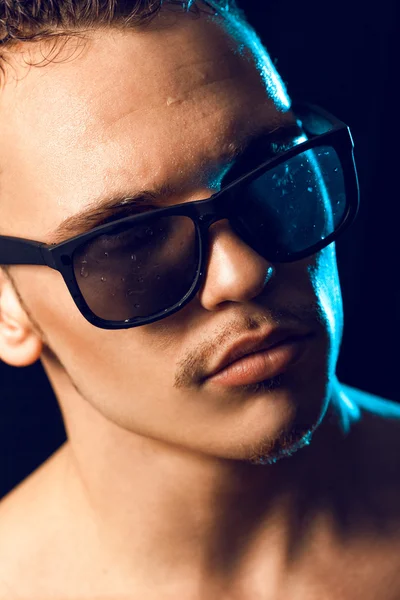 Porträt eines Mannes mit nasser Sonnenbrille — Stockfoto