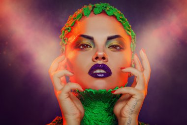 Studio yaratıcı makyaj ile beyaz kadın