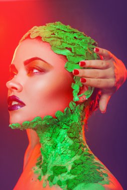 seksi beyaz kadın yaratıcı makyaj