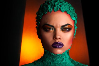 Yatay yaratıcı makyaj ile cinsel Kafkas kadın fotoğrafı