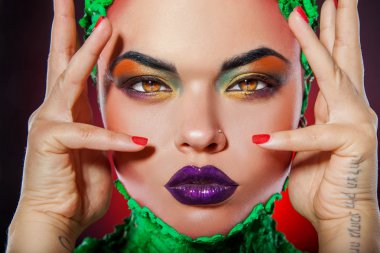 yaratıcı çok renkli makyaj ile oldukça beyaz kız