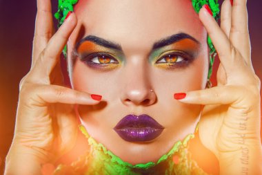 seksi beyaz kadın kedi gözleri ve yaratıcı makyaj