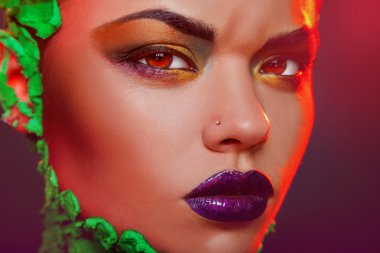 Studio yaratıcı makyaj ile şehvetli Kafkas kadın