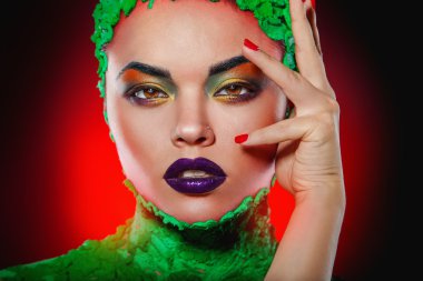 Yatay yaratıcı makyaj ile çekici kadın fotoğrafı