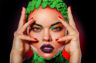 şehvetli kadın portre ile yaratıcı makyaj